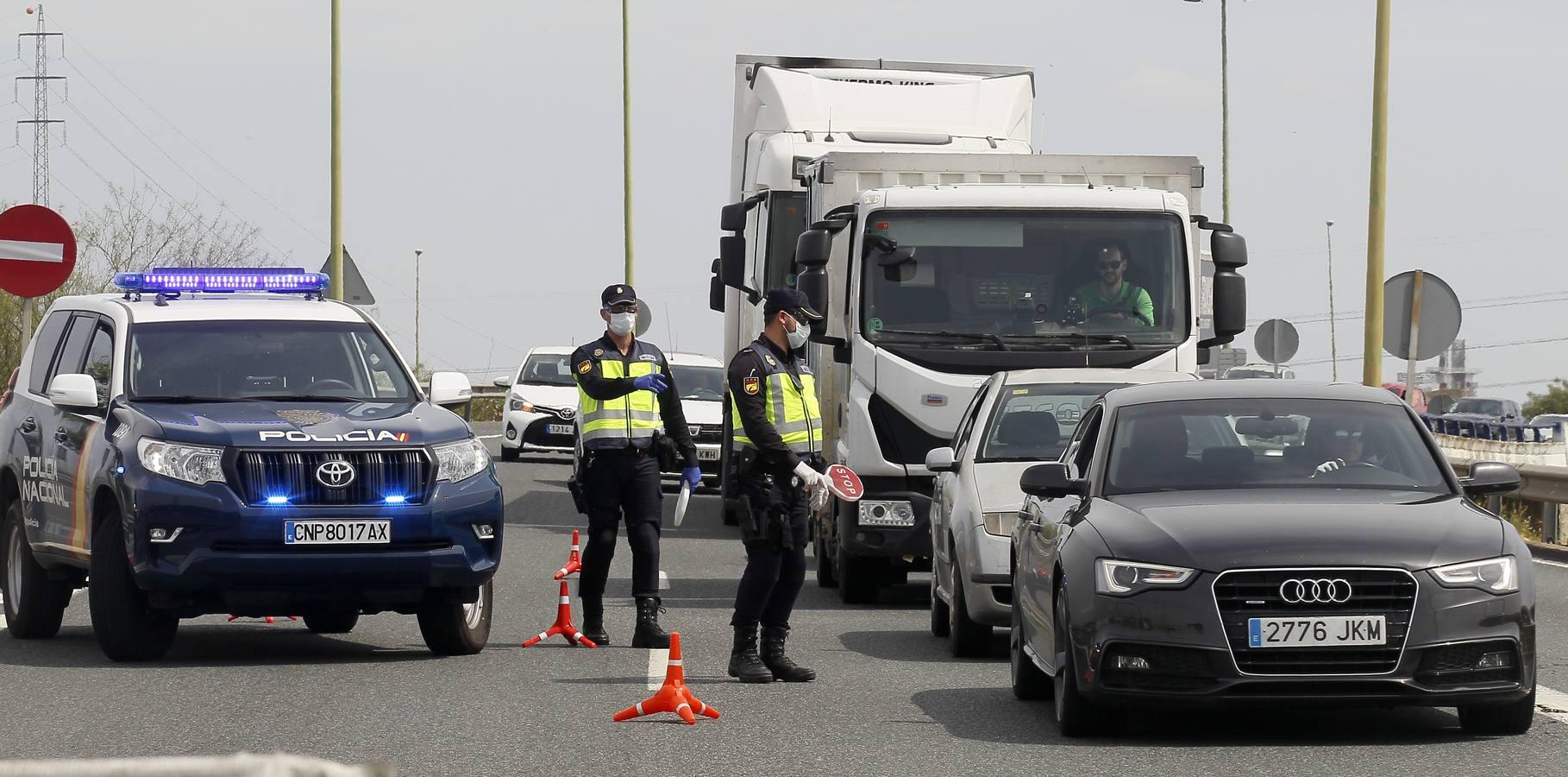 Controles en las salidas de Sevilla para evitar que se salten el estado de alarma en Semana Santa