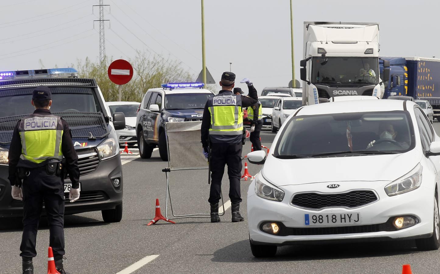 Controles en las salidas de Sevilla para evitar que se salten el estado de alarma en Semana Santa