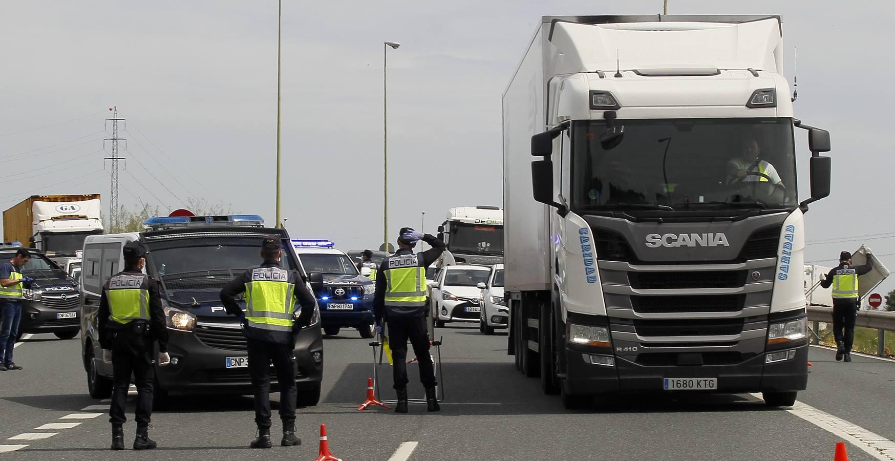 Controles en las salidas de Sevilla para evitar que se salten el estado de alarma en Semana Santa