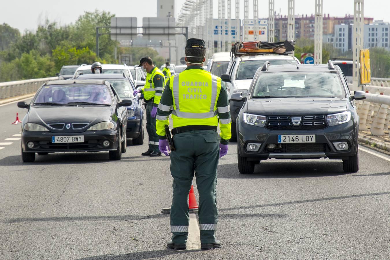 Controles en las salidas de Sevilla para evitar que se salten el estado de alarma en Semana Santa