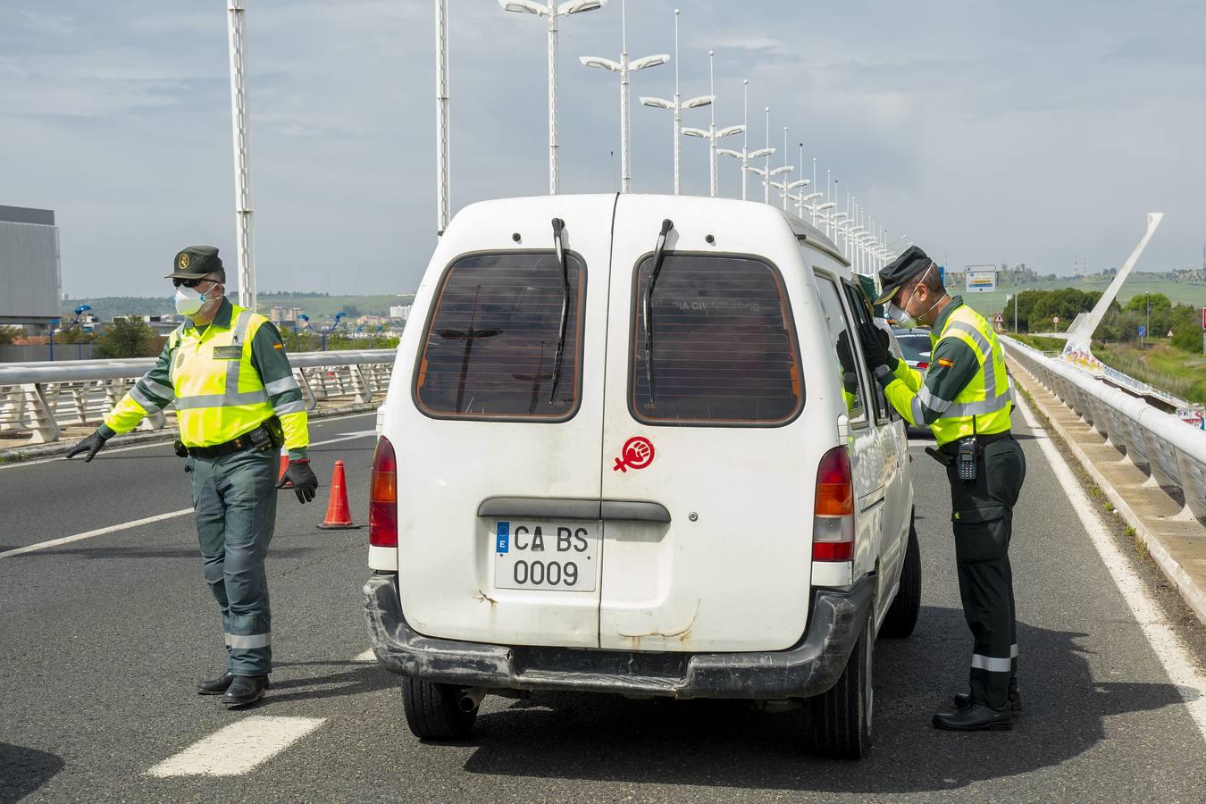 Controles en las salidas de Sevilla para evitar que se salten el estado de alarma en Semana Santa