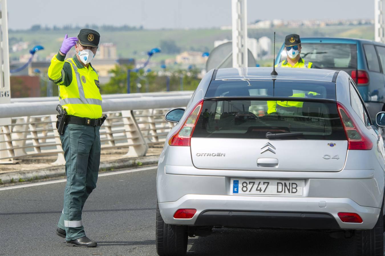 Controles en las salidas de Sevilla para evitar que se salten el estado de alarma en Semana Santa