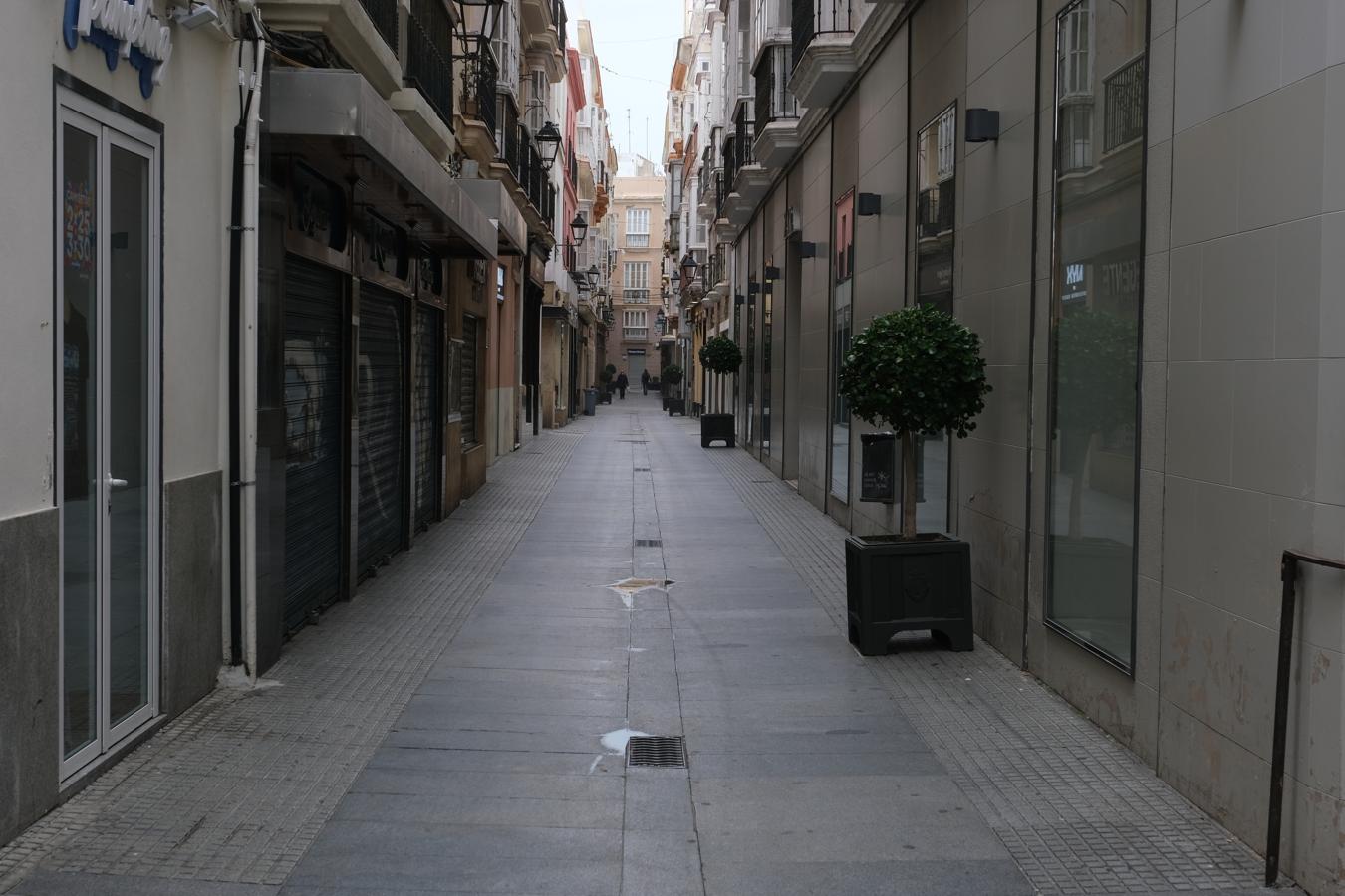 FOTOS: Cádiz, en silencio y vaciado este Jueves Santo