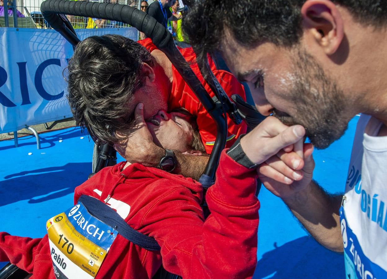 Jueves Santo. Las Lágrimas (La Exaltación). José Manuel Roás llora en la meta del Maratón de Sevilla mientras se abraza a su hijo Pablo, que sufre una parálisis cerebral y cuya silla de ruedas ha estado empujando durante los 42 kilómetros de la prueba.