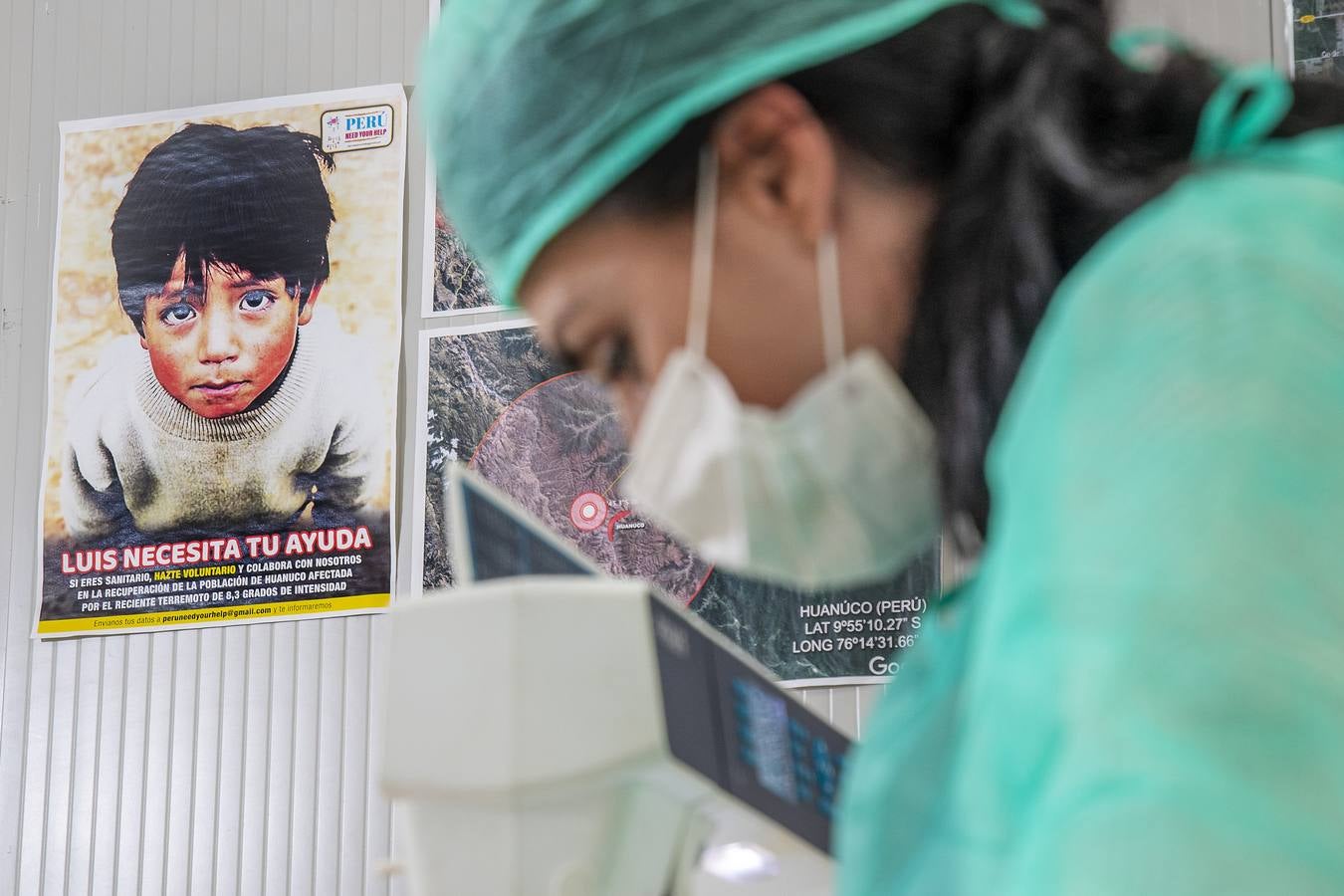 Viernes Santo. La Piedad (La Mortaja). Un cartel de solicitud de voluntarios para el envío de personal sanitario a la zona afectada por el Terremoto de Perú se hace presente durante los trabajos de confección de mascarillas que eviten el contagio del coronavirus.