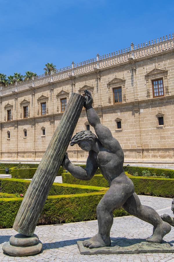 Domingo de Resurrección. La Resurrección.. La estatua de Hércules en el Parlamento de Andalucía, levantando y colocando las columnas, es la perfecta metáfora de lo que vendrá. Andalucía se levantará de nuevo, resucitará tras esta pandemia, y juntos reconstruiremos el tejido social y económico de nuestra Tierra para "volver a ser lo que fuimos".