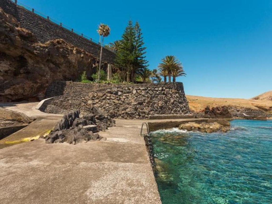 La propiedad, que le cuesta al jugador 4.000 euros al mes, se encuentra muy cerca del aeropuerto que lleva el nombre del delantero estrella. Cuenta con cinco habitaciones, piscina exterior y sala de juegos, entre otras comodidades. 