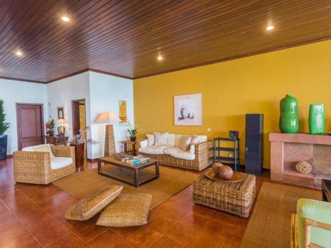 La propiedad, que le cuesta al jugador 4.000 euros al mes, se encuentra muy cerca del aeropuerto que lleva el nombre del delantero estrella. Cuenta con cinco habitaciones, piscina exterior y sala de juegos, entre otras comodidades. 