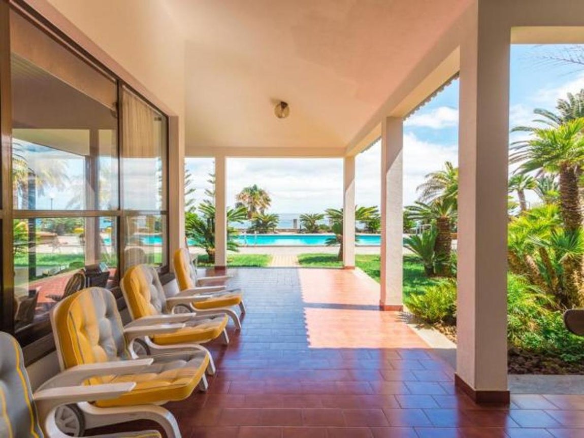 La propiedad, que le cuesta al jugador 4.000 euros al mes, se encuentra muy cerca del aeropuerto que lleva el nombre del delantero estrella. Cuenta con cinco habitaciones, piscina exterior y sala de juegos, entre otras comodidades. 