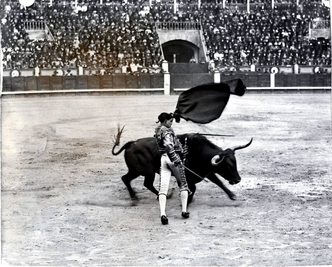 Joselito «El Gallo» dando un pase de pecho a au primer toro en la Corrida de la Prensa