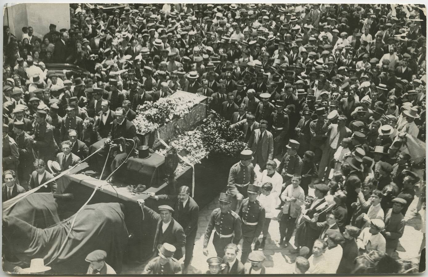 Entierro de Joselito «El Gallo». Paso de su ataud por la Alameda de Hércules en 1920