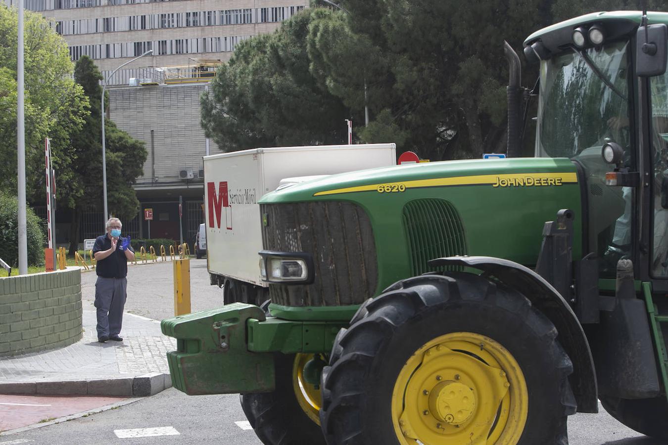 El homenaje de los agricultores a los sanitarios de Córdoba, en imágenes