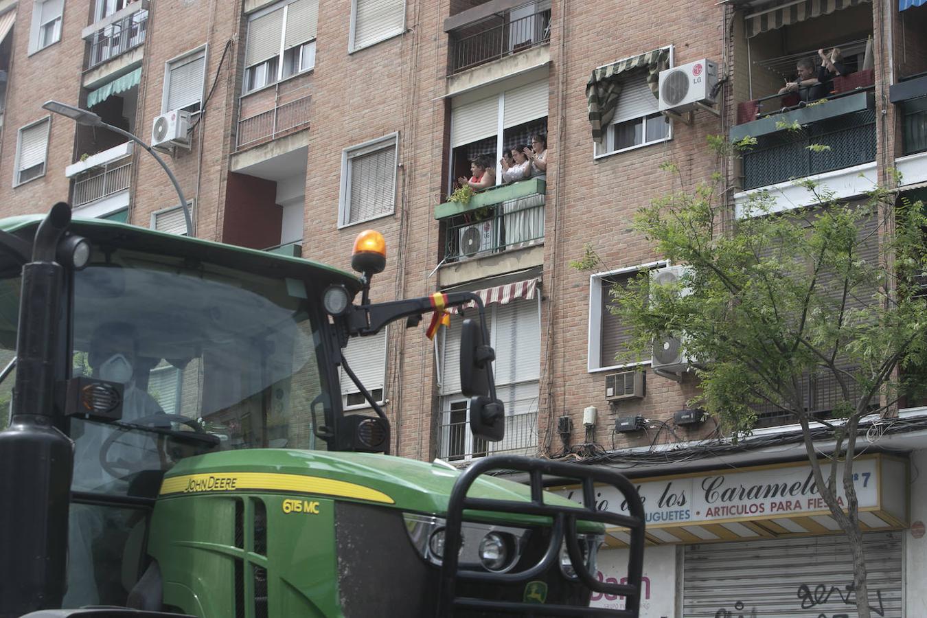 El homenaje de los agricultores a los sanitarios de Córdoba, en imágenes