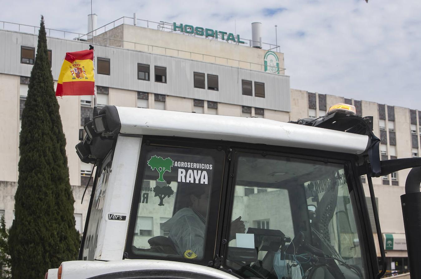 El homenaje de los agricultores a los sanitarios de Córdoba, en imágenes