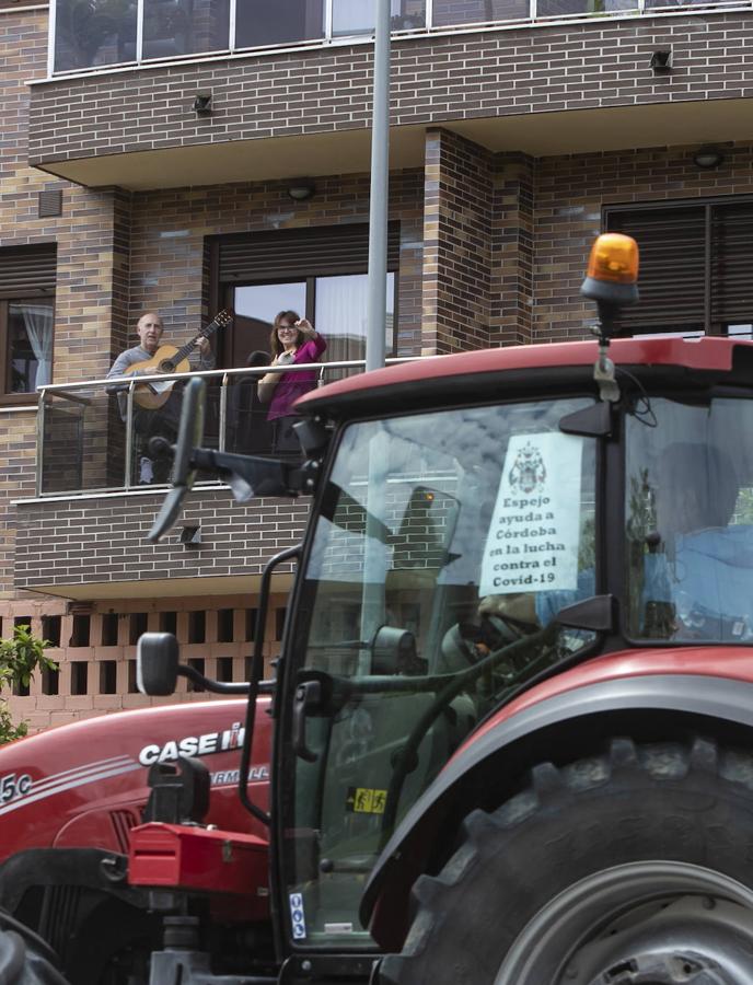 El homenaje de los agricultores a los sanitarios de Córdoba, en imágenes