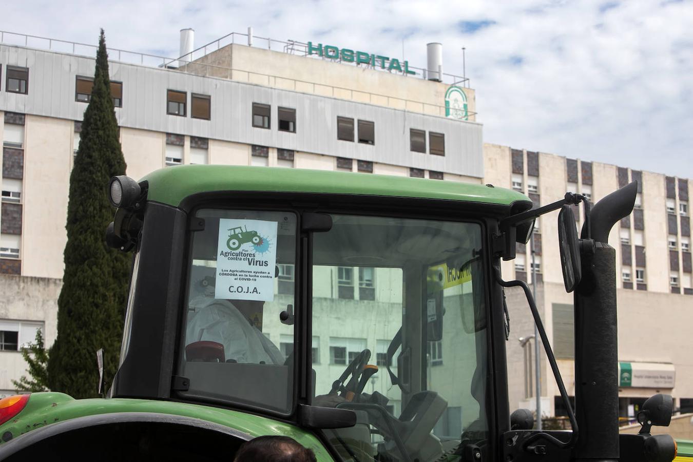 El homenaje de los agricultores a los sanitarios de Córdoba, en imágenes