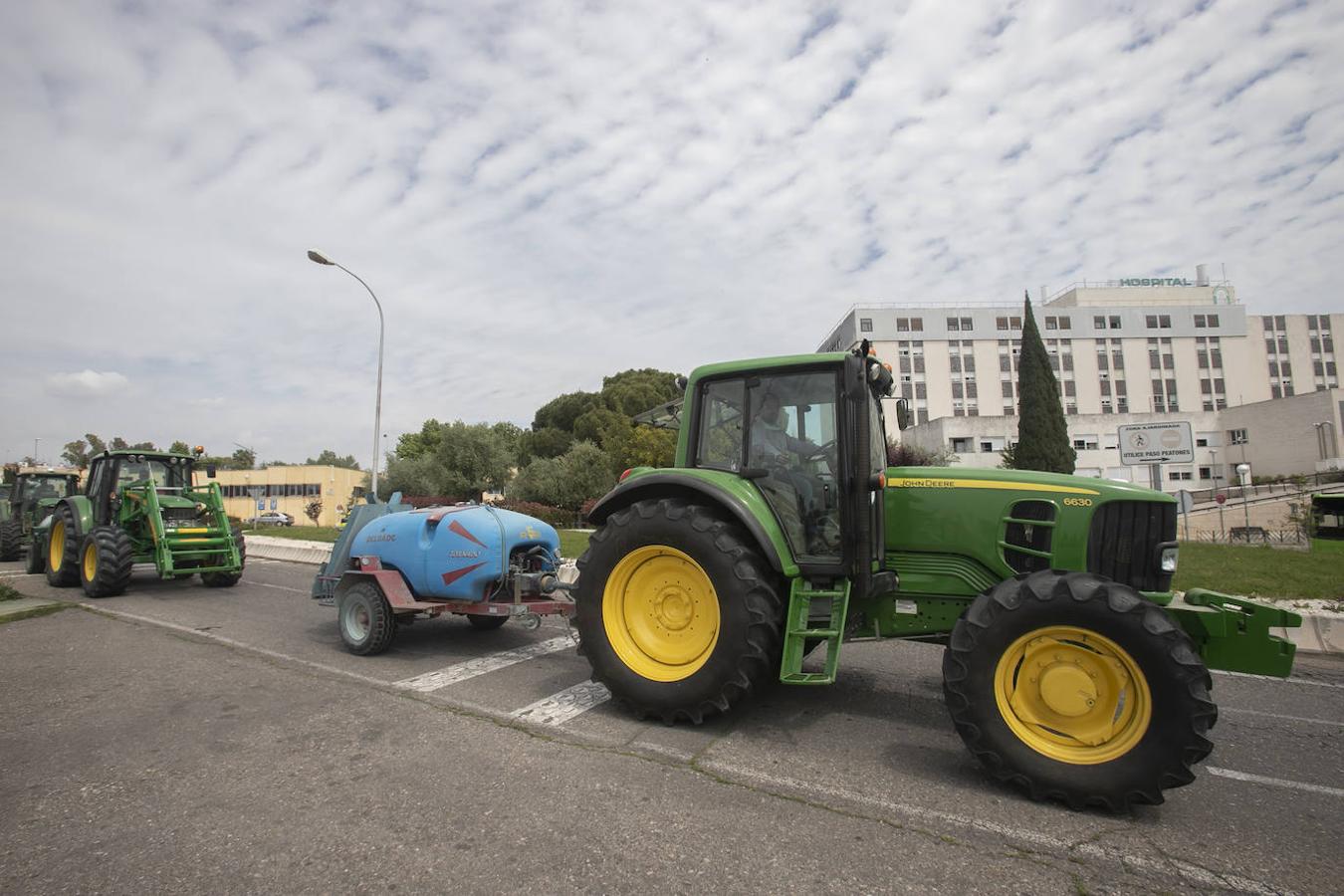 El homenaje de los agricultores a los sanitarios de Córdoba, en imágenes