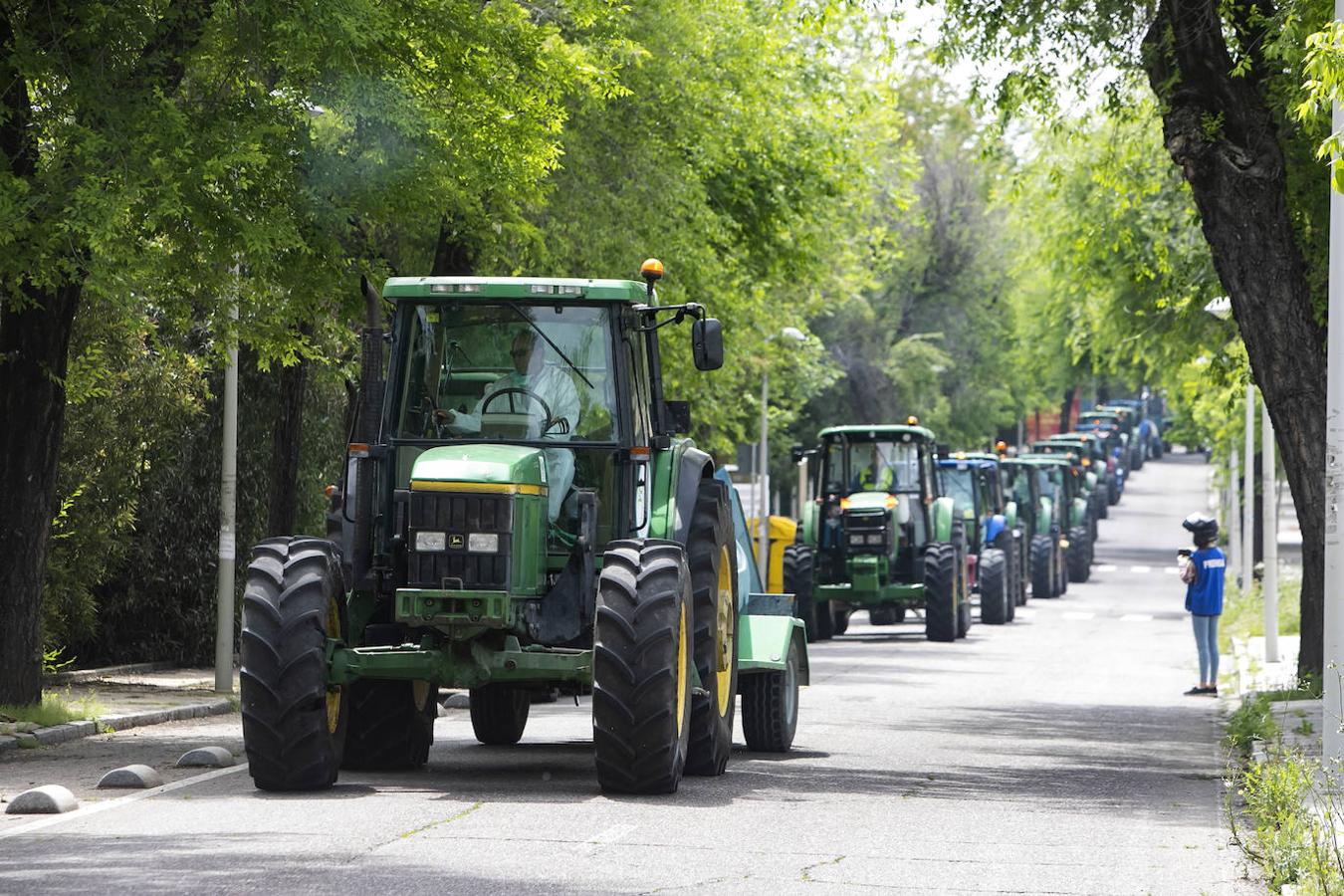 El homenaje de los agricultores a los sanitarios de Córdoba, en imágenes