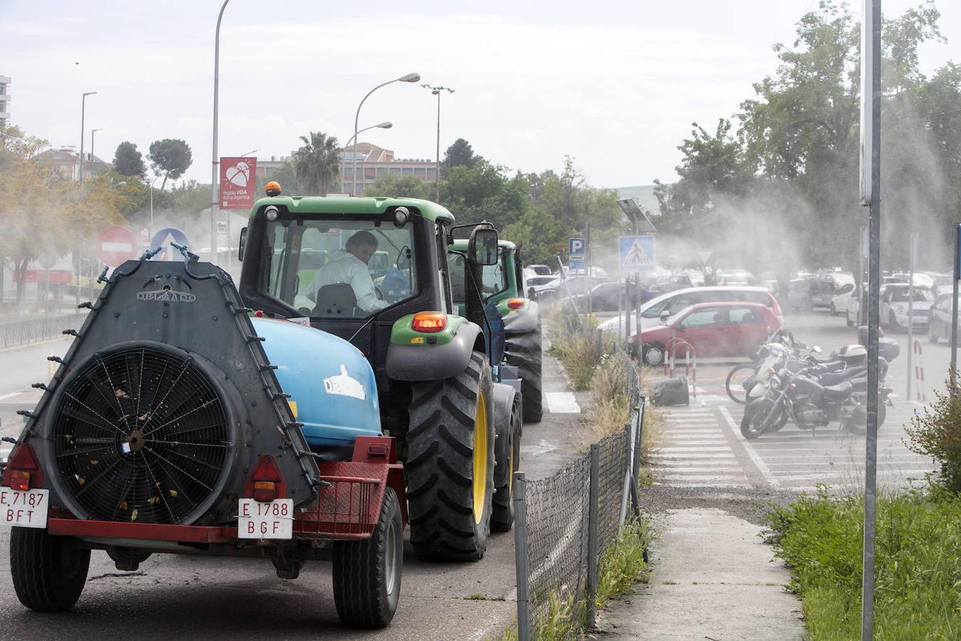 El homenaje de los agricultores a los sanitarios de Córdoba, en imágenes