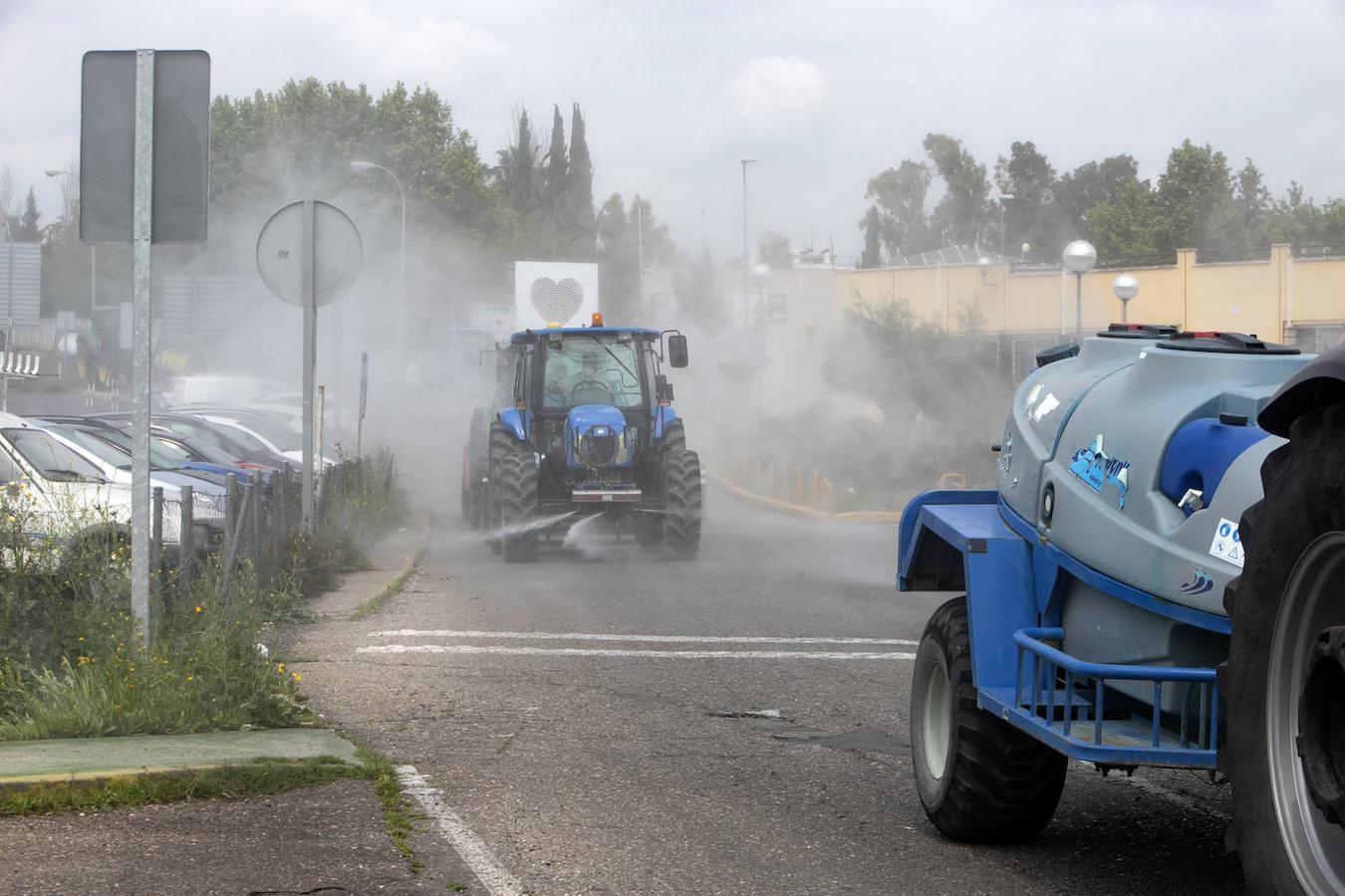 El homenaje de los agricultores a los sanitarios de Córdoba, en imágenes