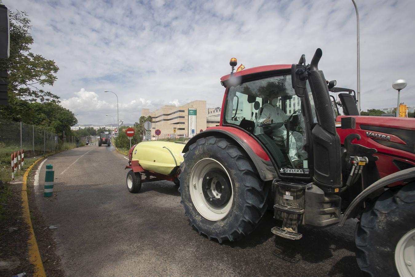 El homenaje de los agricultores a los sanitarios de Córdoba, en imágenes