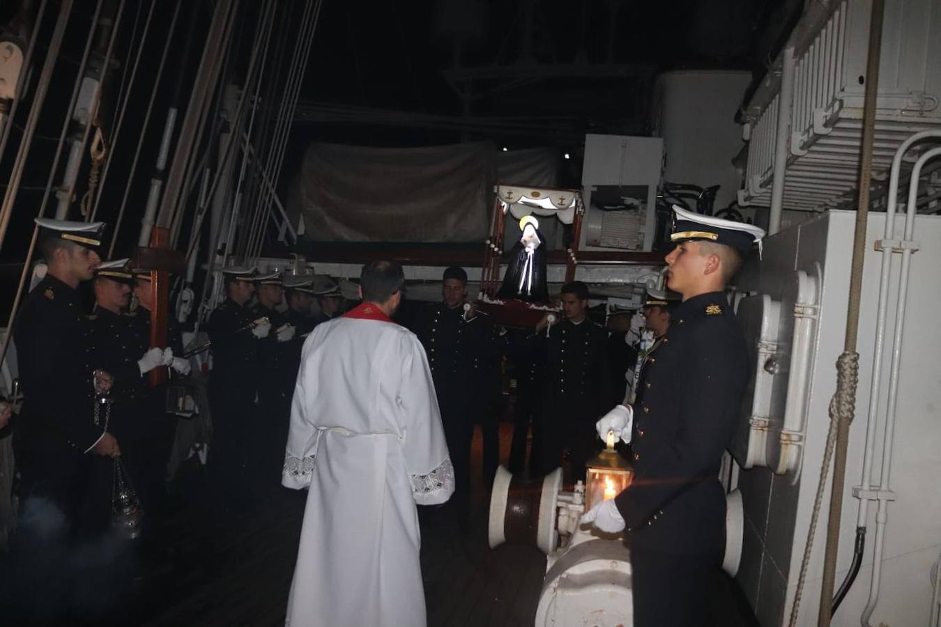 El Juan Sebastián de Elcano celebra a bordo la Semana Santa