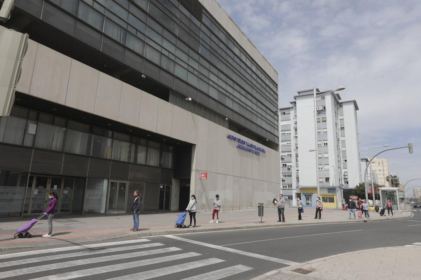 Sábado Santo de colas en calles vacías