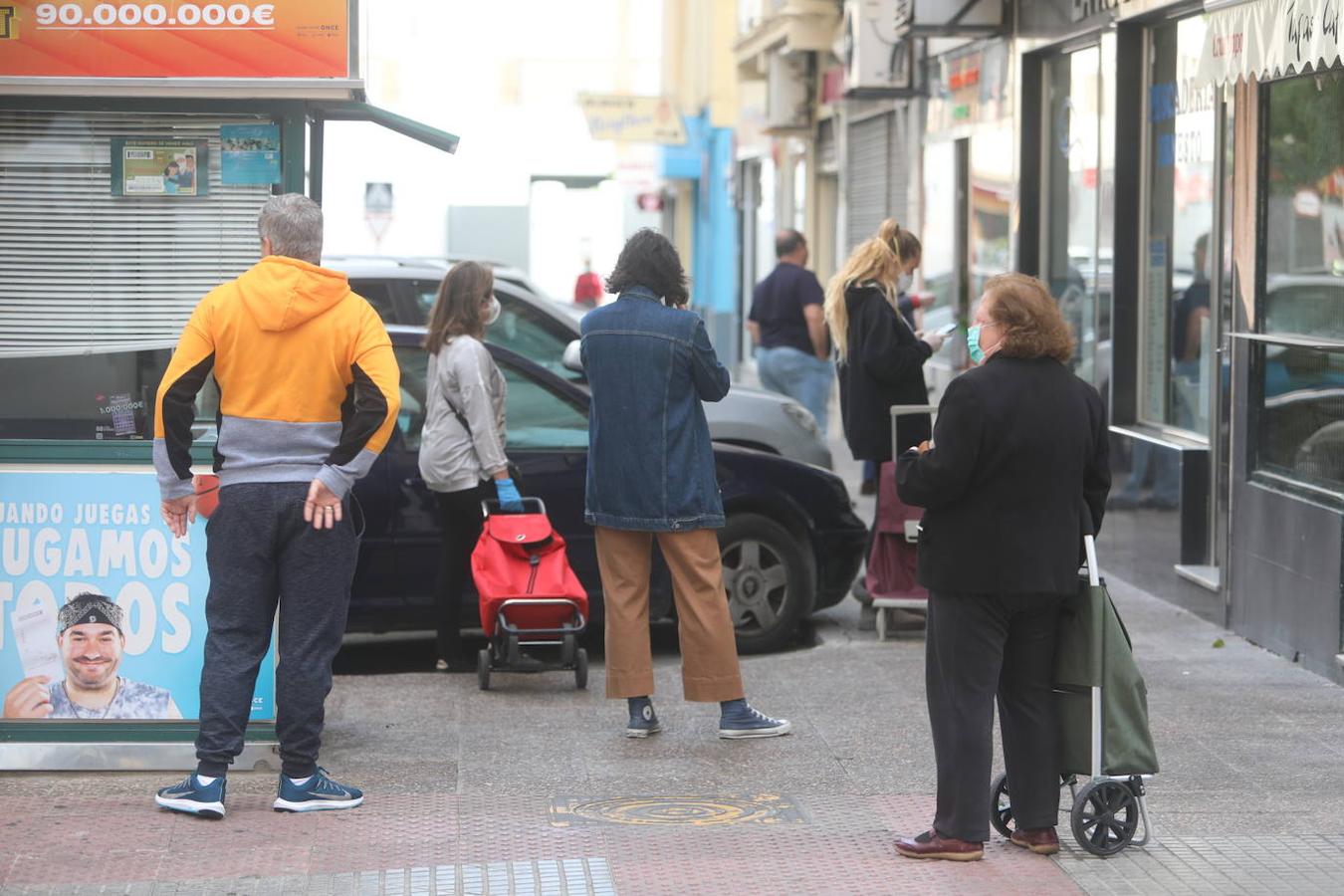 Sábado Santo de colas en calles vacías