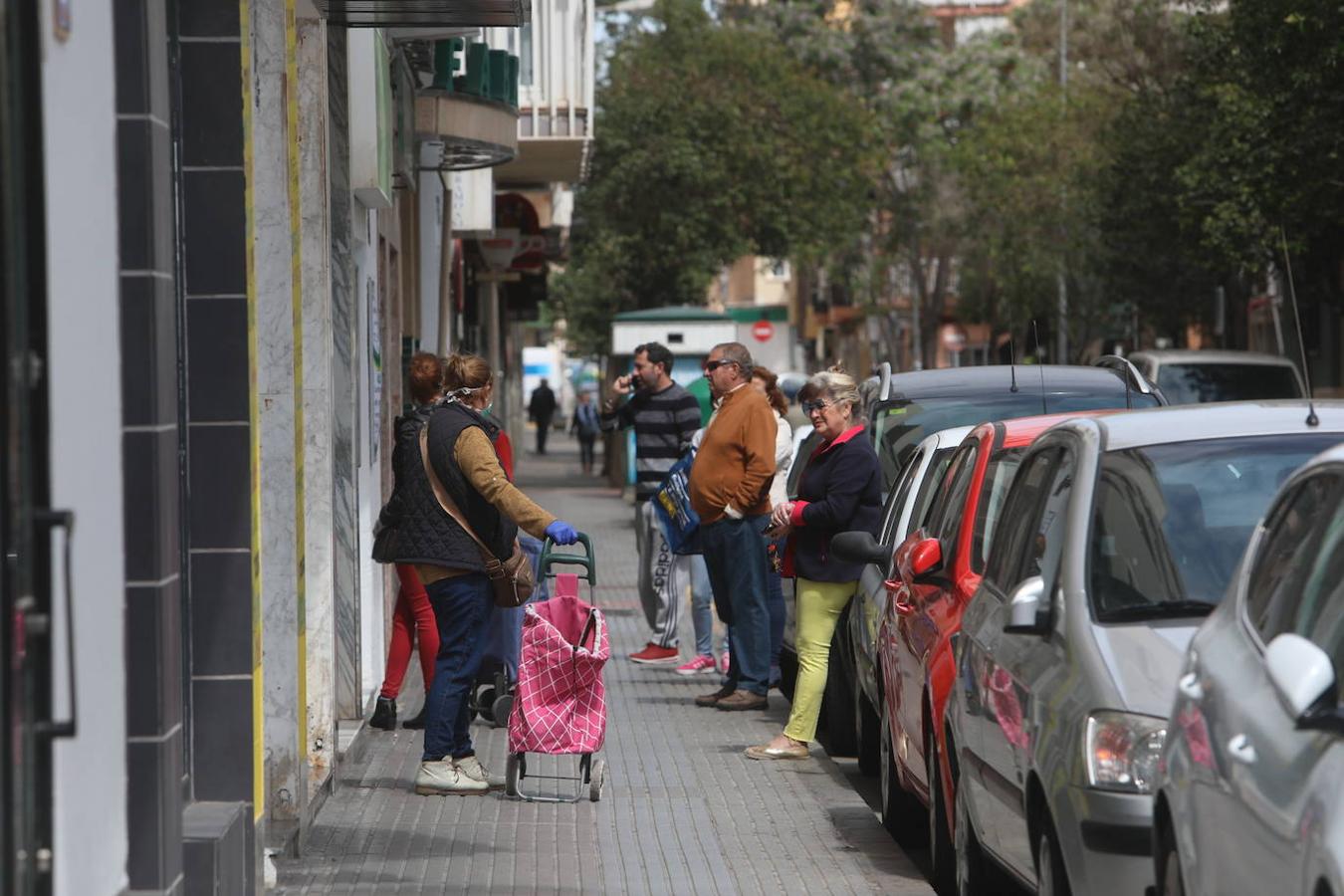 Sábado Santo de colas en calles vacías