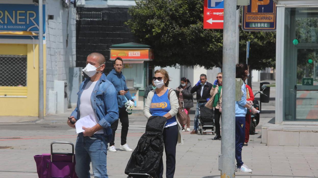 Sábado Santo de colas en calles vacías