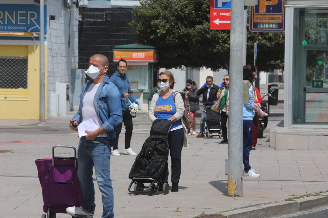 Sábado Santo de colas en calles vacías