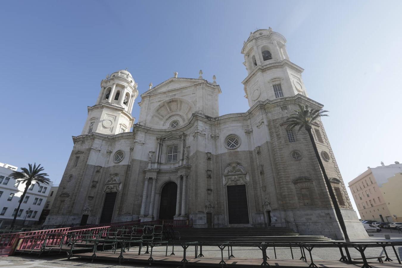 Sábado Santo de colas en calles vacías