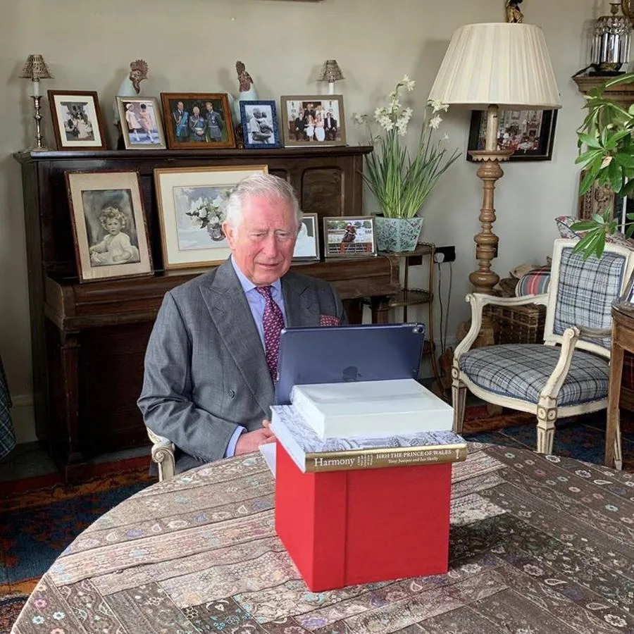 Príncipe Carlos. En el despacho del Príncipe Carlos de Birkhall, en Balmoral, destacan sobre todo las fotografías familiares, dispuestas encima de un piano antiguo. Como contraste con su madre, el Príncipe usa un iPad