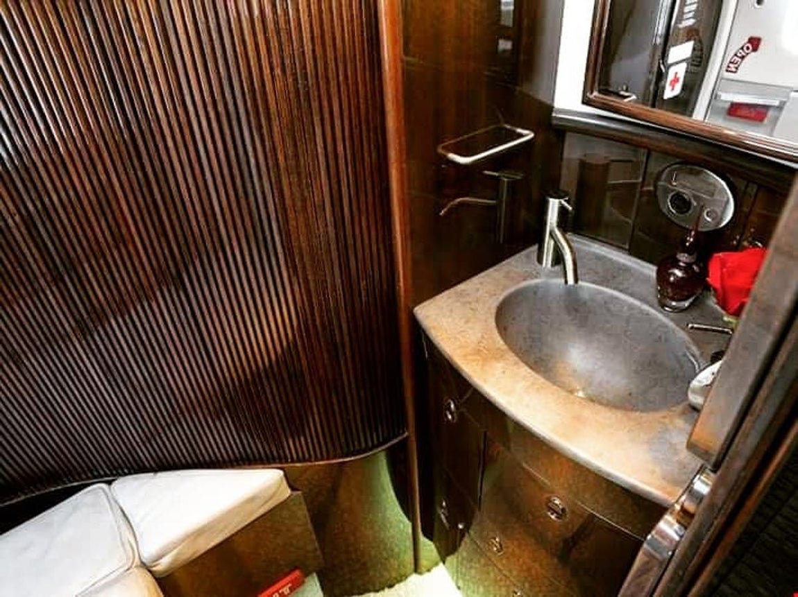 Atención al detalle. El jet cuenta con dos cocinas completamente equipadas decoradas en la misma línea para que no pierda ni un ápice de elegancia.