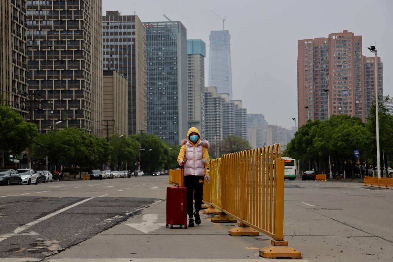 Con capuchas, máscaras, gafas y guantes, la protección contra el coronavirus está dejando estampas propias de un invierno nuclear. 