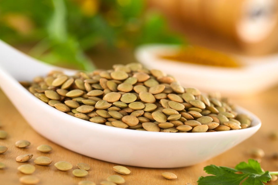 Lentejas hervidas. Andrea Castellanos, del Centro de Nutrición Aleris, recomienda tomar <a href="https://www.abc.es/bienestar/alimentacion/recetas-saludables/abci-mundial-legumbres-recetas-sanas-lentejas-garbanzos-y-alubias-y-cuales-beneficios-202002100252_noticia.html" target="_blank">lentejas </a>de manera habitual porque «por sí solas aportan diversidad de nutrientes necesarios como las proteínas, hidratos de carbono, micronutrientes como el ácido fólico y el hierro, y la fibra alimentaria». Por cada 100 gramos del producto comestible, hay 11,2 gramos de fibra.