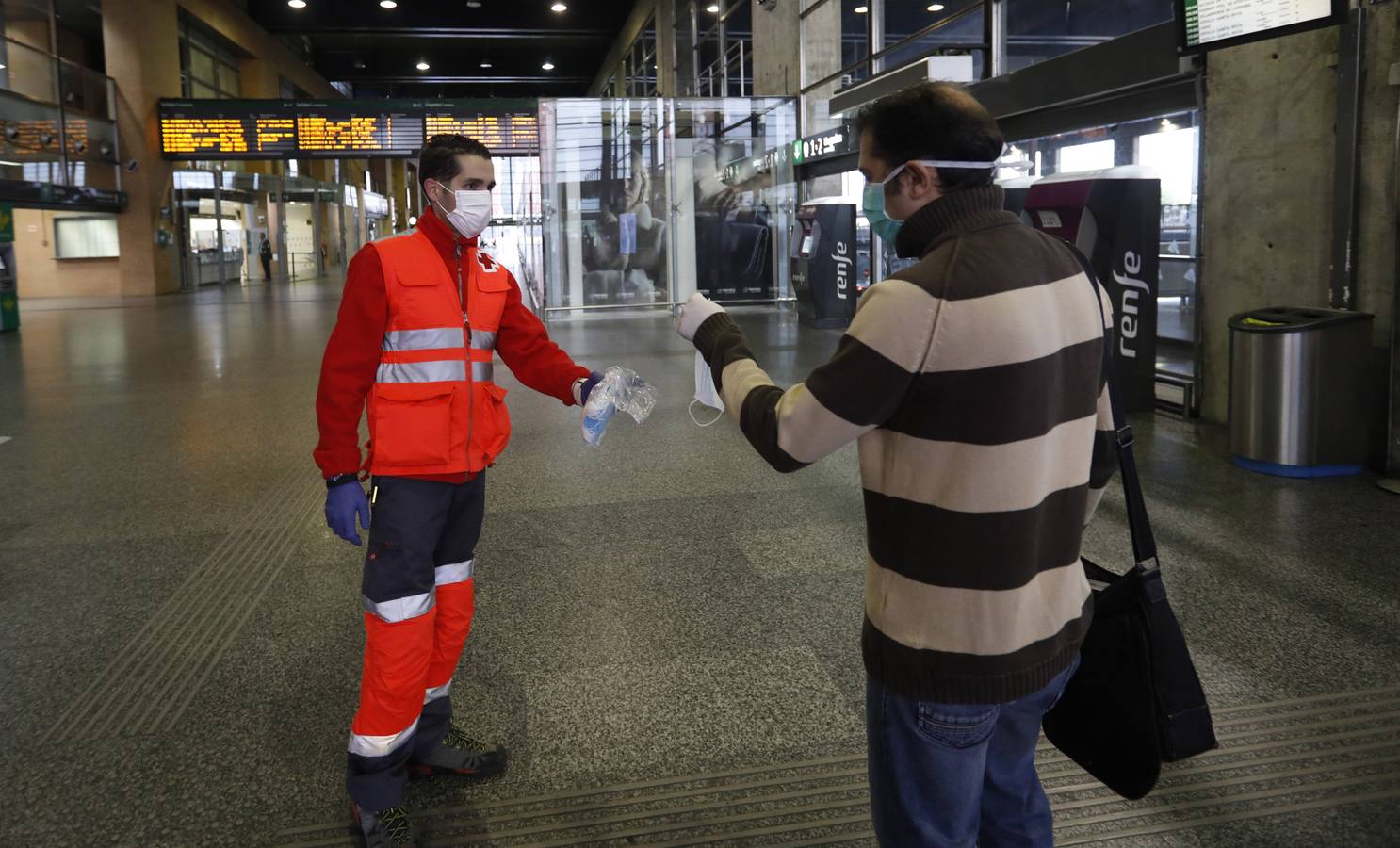 El reparto de mascarillas en Córdoba, en imágenes