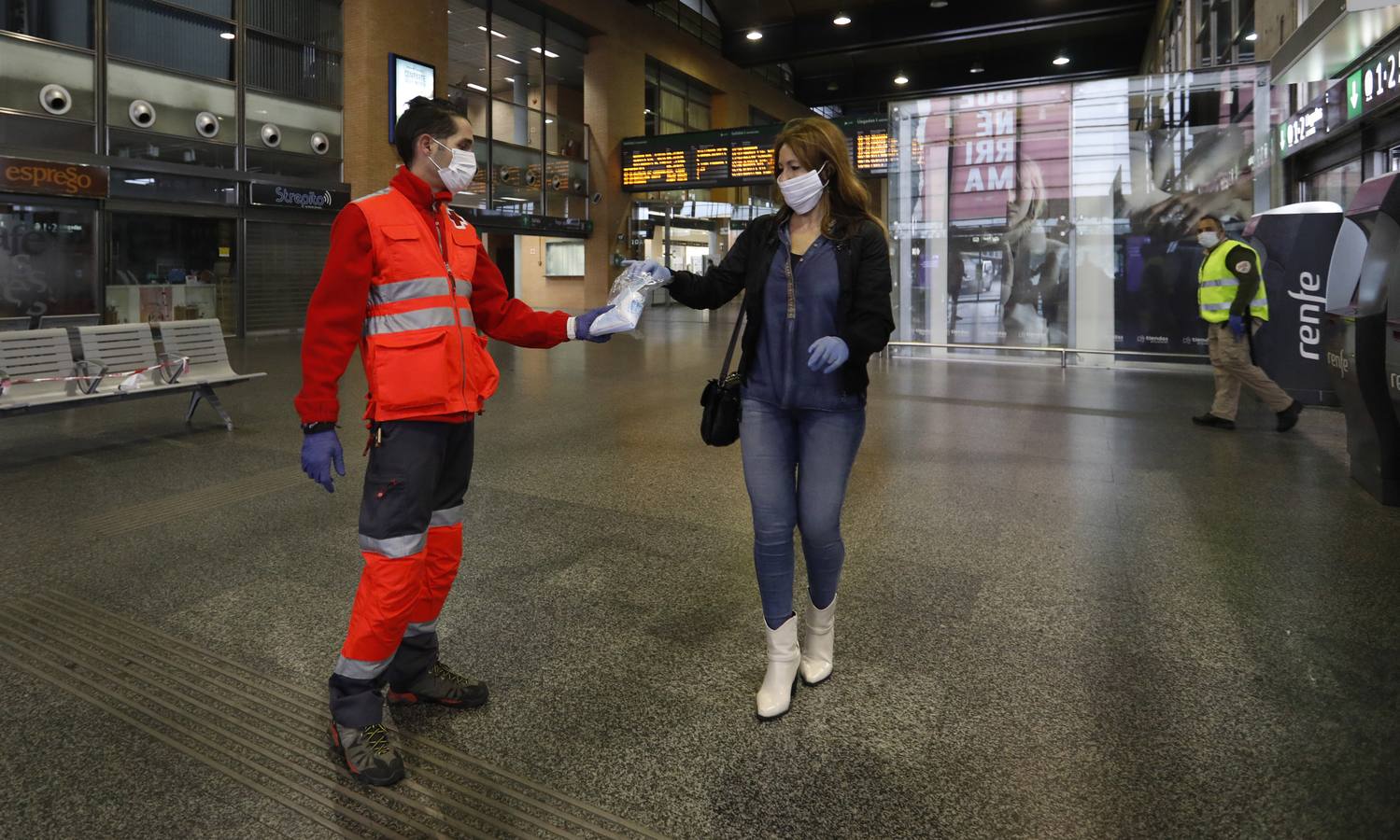 El reparto de mascarillas en Córdoba, en imágenes