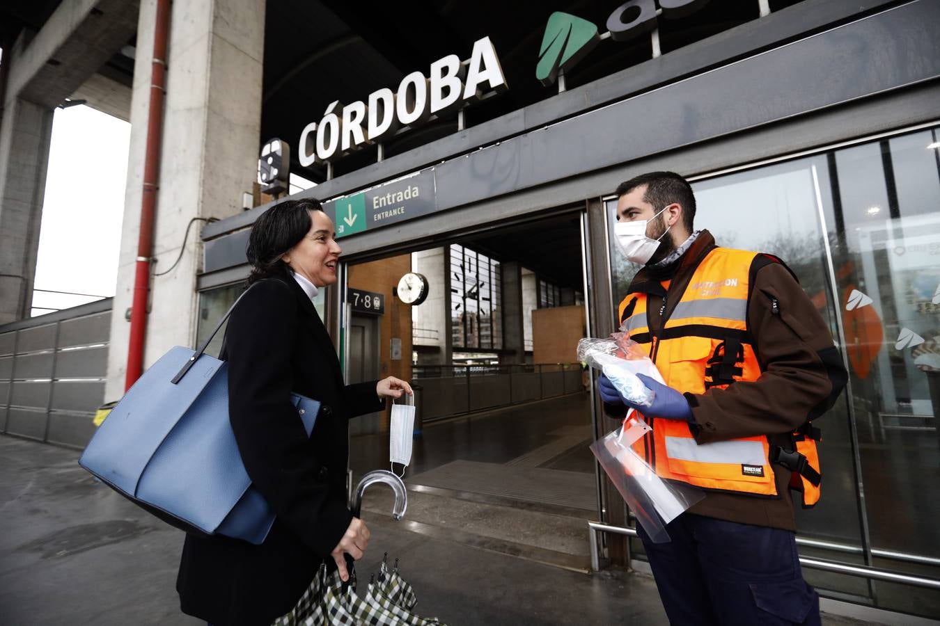 El reparto de mascarillas en Córdoba, en imágenes