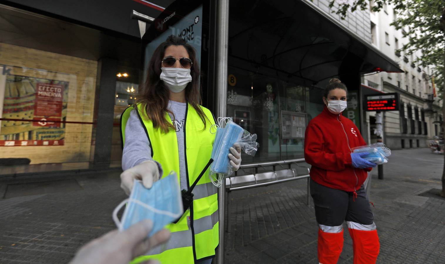 El reparto de mascarillas en Córdoba, en imágenes