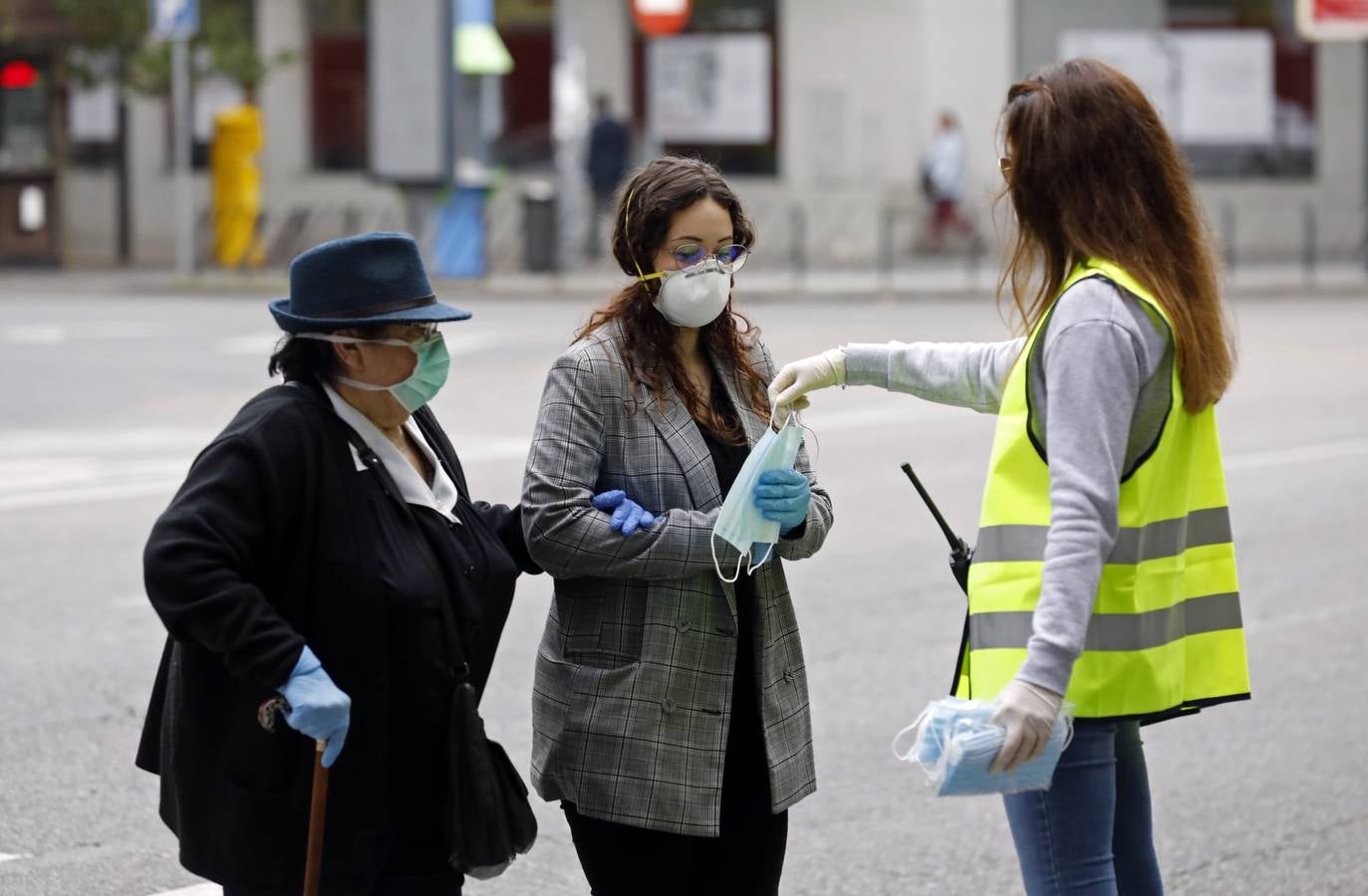 El reparto de mascarillas en Córdoba, en imágenes