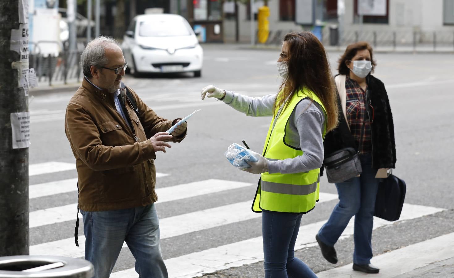 El reparto de mascarillas en Córdoba, en imágenes