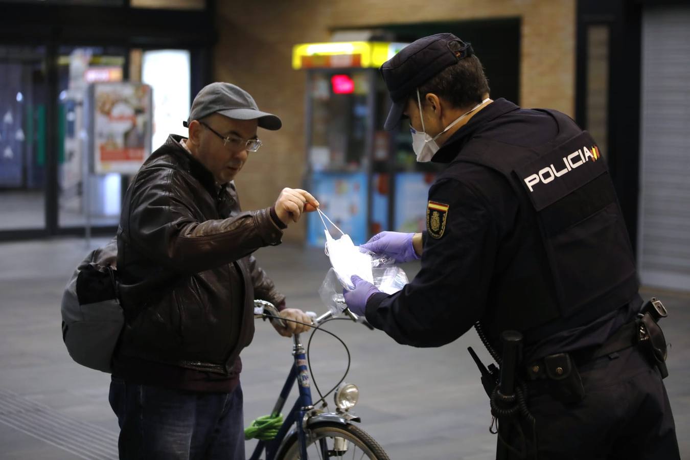 Así está siendo el reparto de mascarillas en Sevilla para combatir el coronavirus