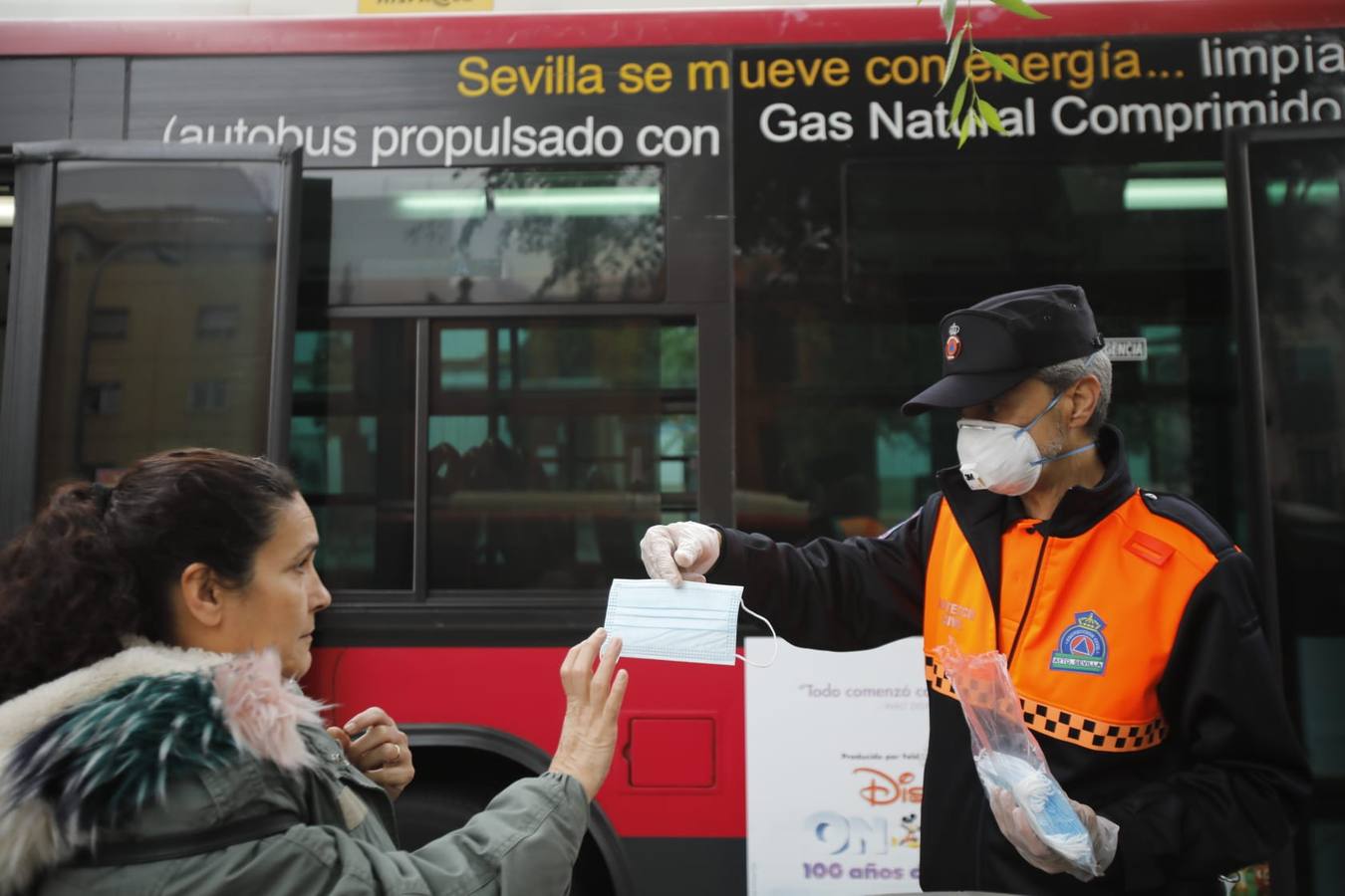 Así está siendo el reparto de mascarillas en Sevilla para combatir el coronavirus