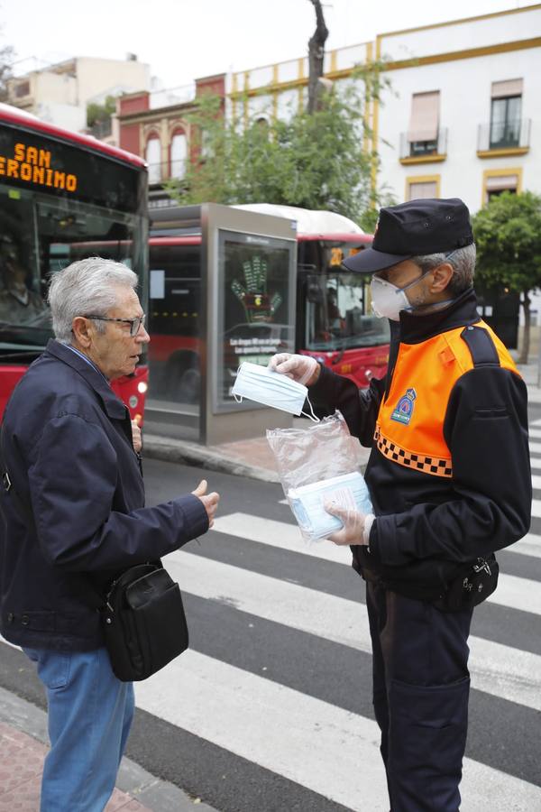 Así está siendo el reparto de mascarillas en Sevilla para combatir el coronavirus