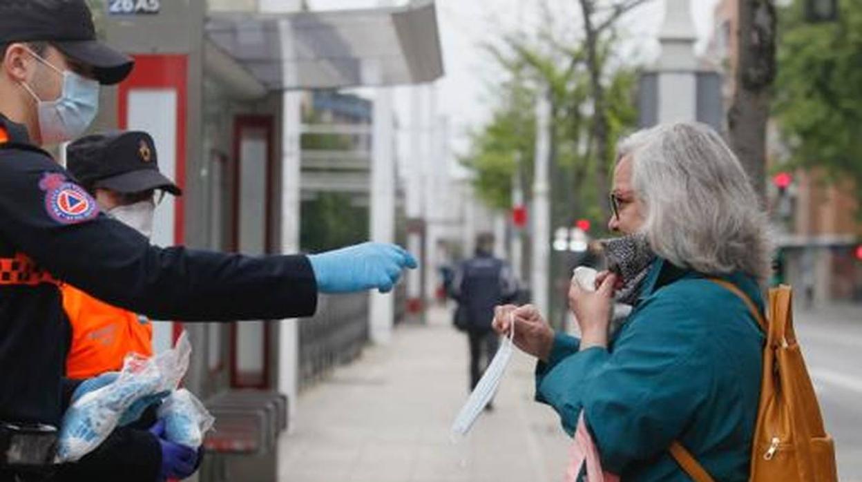 Así está siendo el reparto de mascarillas en Sevilla para combatir el coronavirus