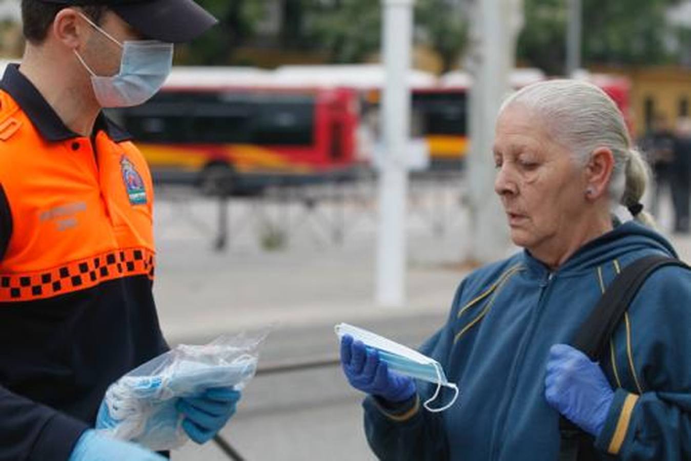 Así está siendo el reparto de mascarillas en Sevilla para combatir el coronavirus