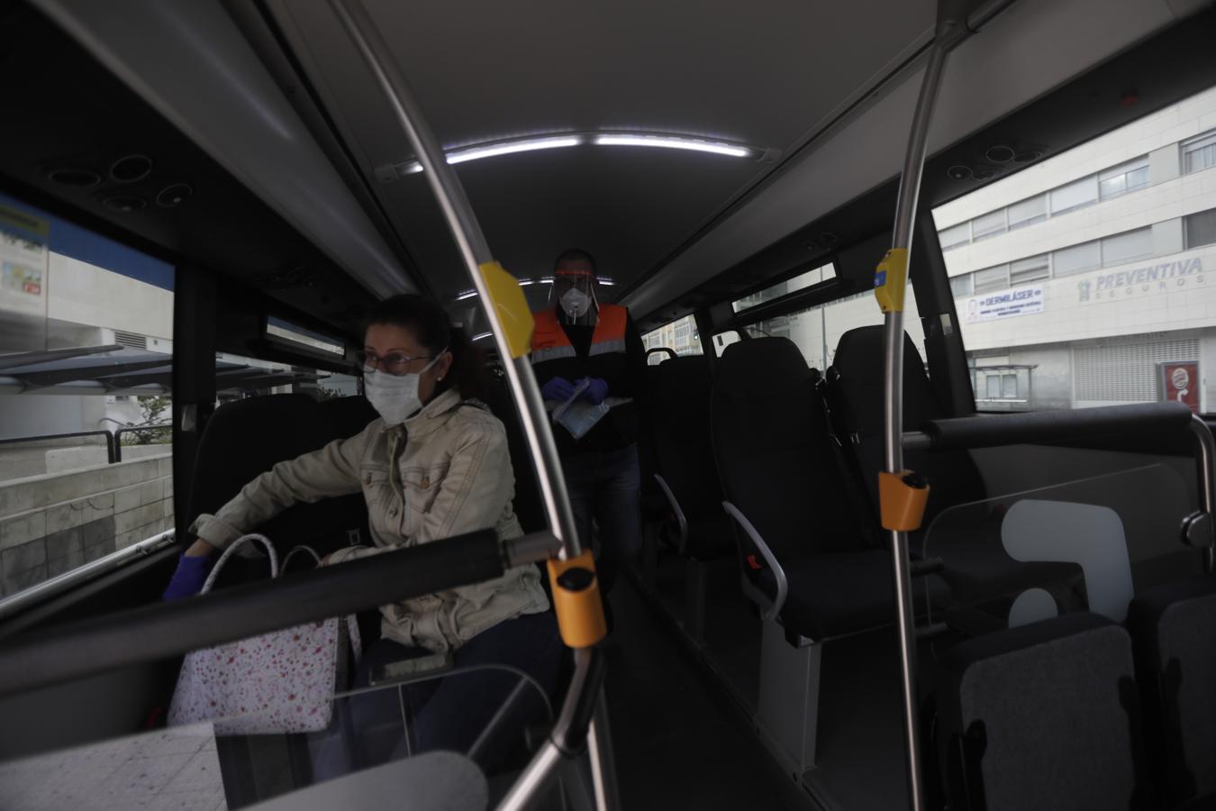 FOTOS: Reparto de mascarillas entre los usuarios del transporte público de Cádiz