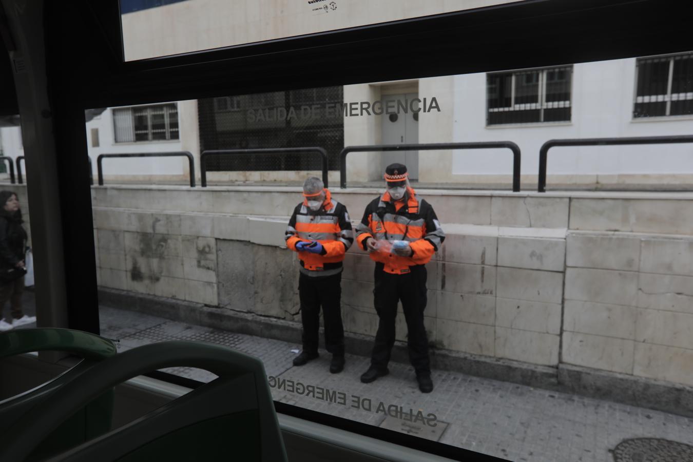 FOTOS: Reparto de mascarillas entre los usuarios del transporte público de Cádiz