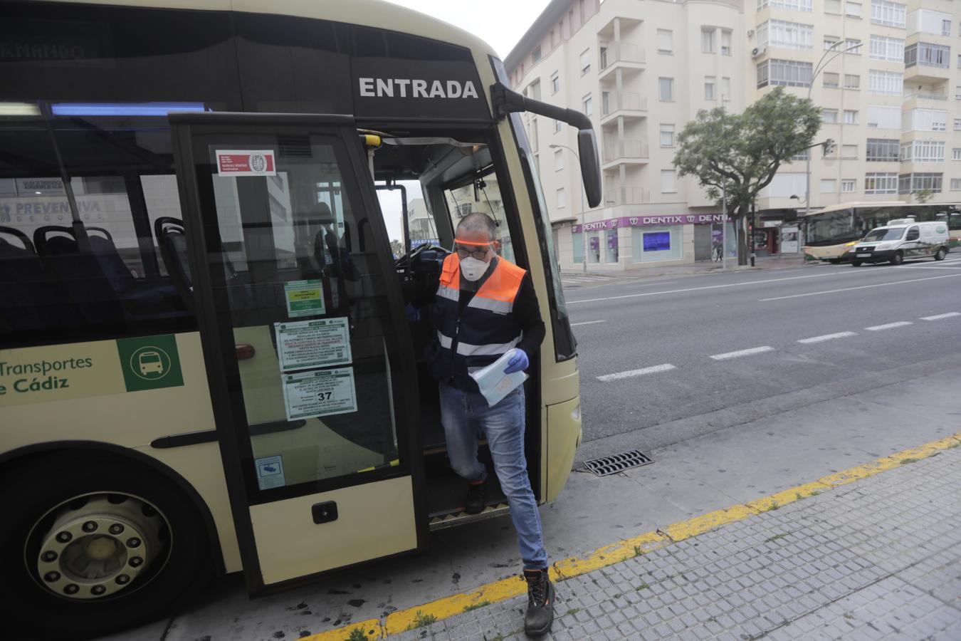 FOTOS: Reparto de mascarillas entre los usuarios del transporte público de Cádiz